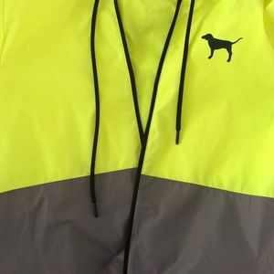 Light rain jacket/windbreaker